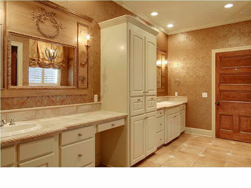 532 Heatherstone Court Ridgeland, MS 39157 - Photo 12 of 17 His and HEr Vanities and Makeup Space!