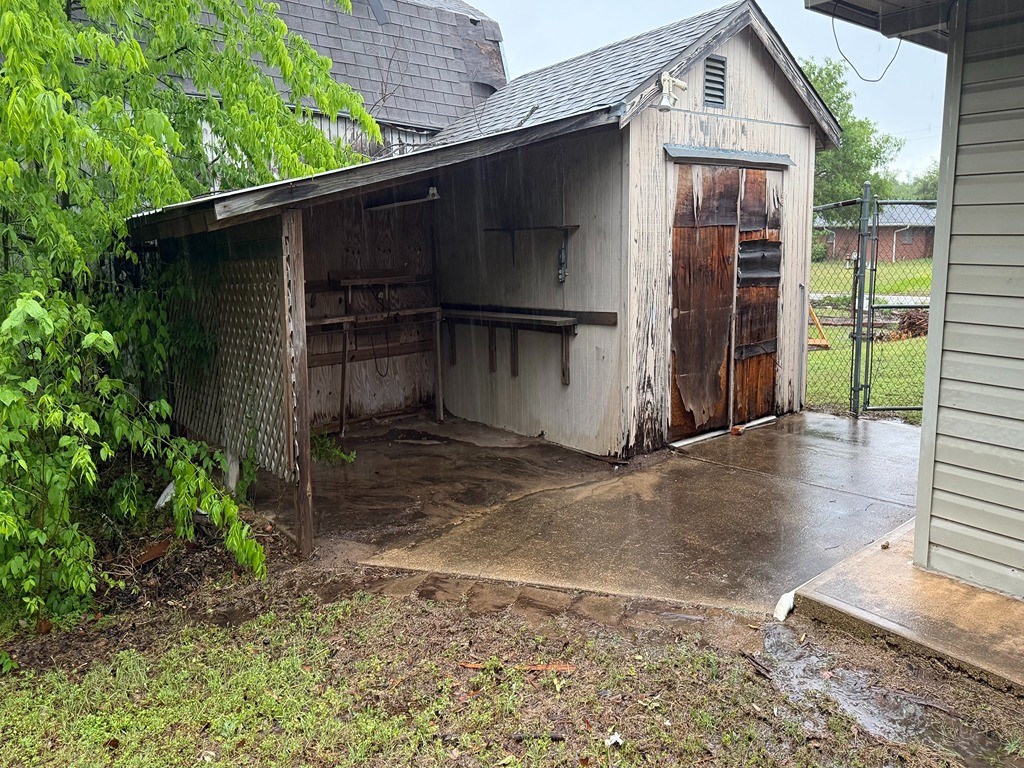 2302 Kent Street Bryan, TX 77802 - Photo 4 of 21 a backyard of a house with garden