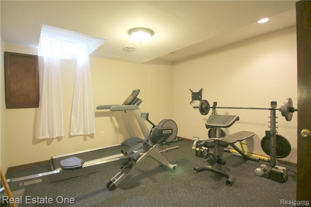 969 Maidstone Drive Rochester, MI 48307 - Photo 28 of 34 28.jpg