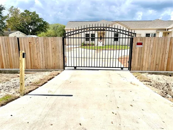 $2,350 | 9508 Quaker Court, Unit B, Rosharon, TX 77583