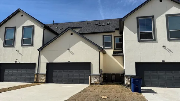 $2,575 | 16124 Doe Lk Drive, Frisco, TX 75033