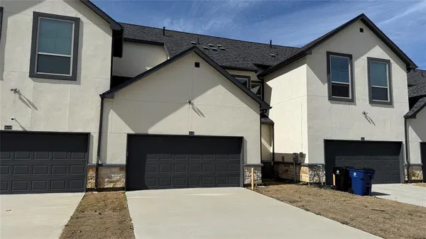 $2,575 | 16124 Doe Lk Drive, Frisco, TX 75033