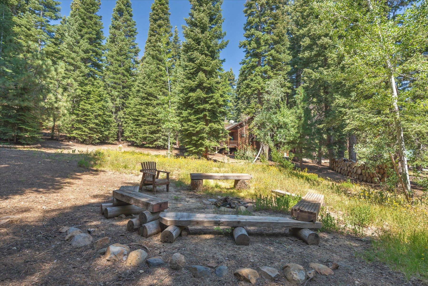11013 Beacon Road Truckee, CA 96161 - Photo 4 of 20 a view of a yard with an outdoor seating