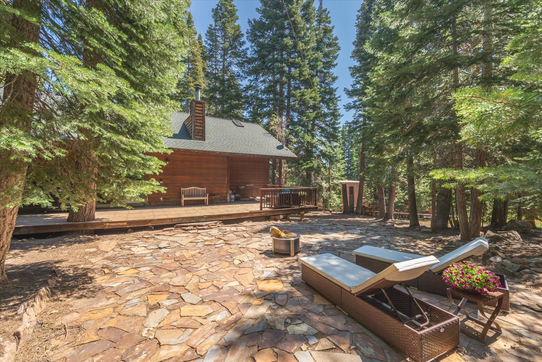 11013 Beacon Road Truckee, CA 96161 - Photo 9 of 20 a view of a backyard with sitting area