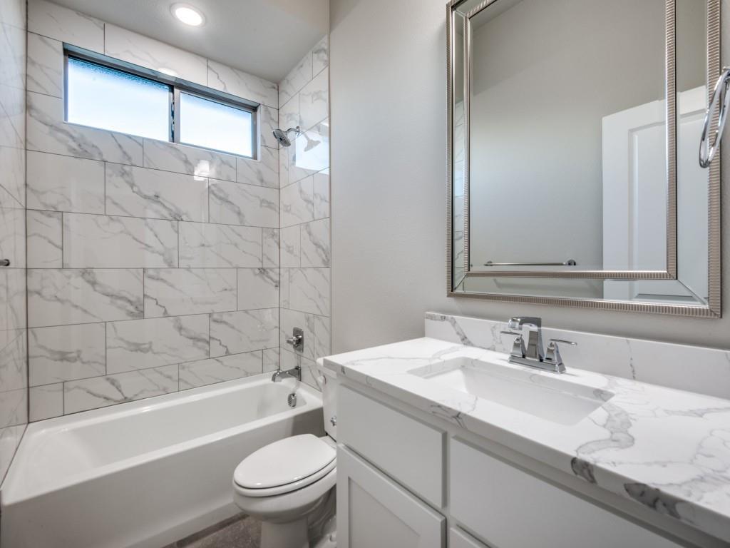 139 Lakeview Circle Pilot Point, TX 76258 - Photo 10 of 19 Bathroom with vanity, toilet, and shower / bathing tub combination