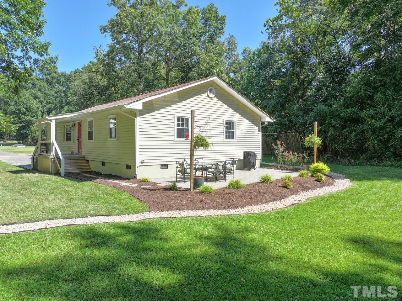 a view of a house with backyard