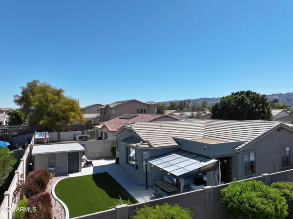 a view of a back yard