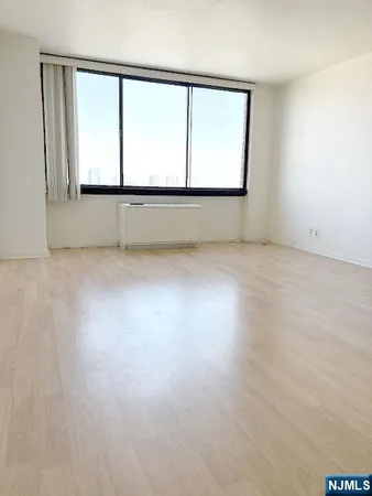 $2,800 | 770 Anderson Avenue, Unit 11F, Cliffside Park, NJ 07010