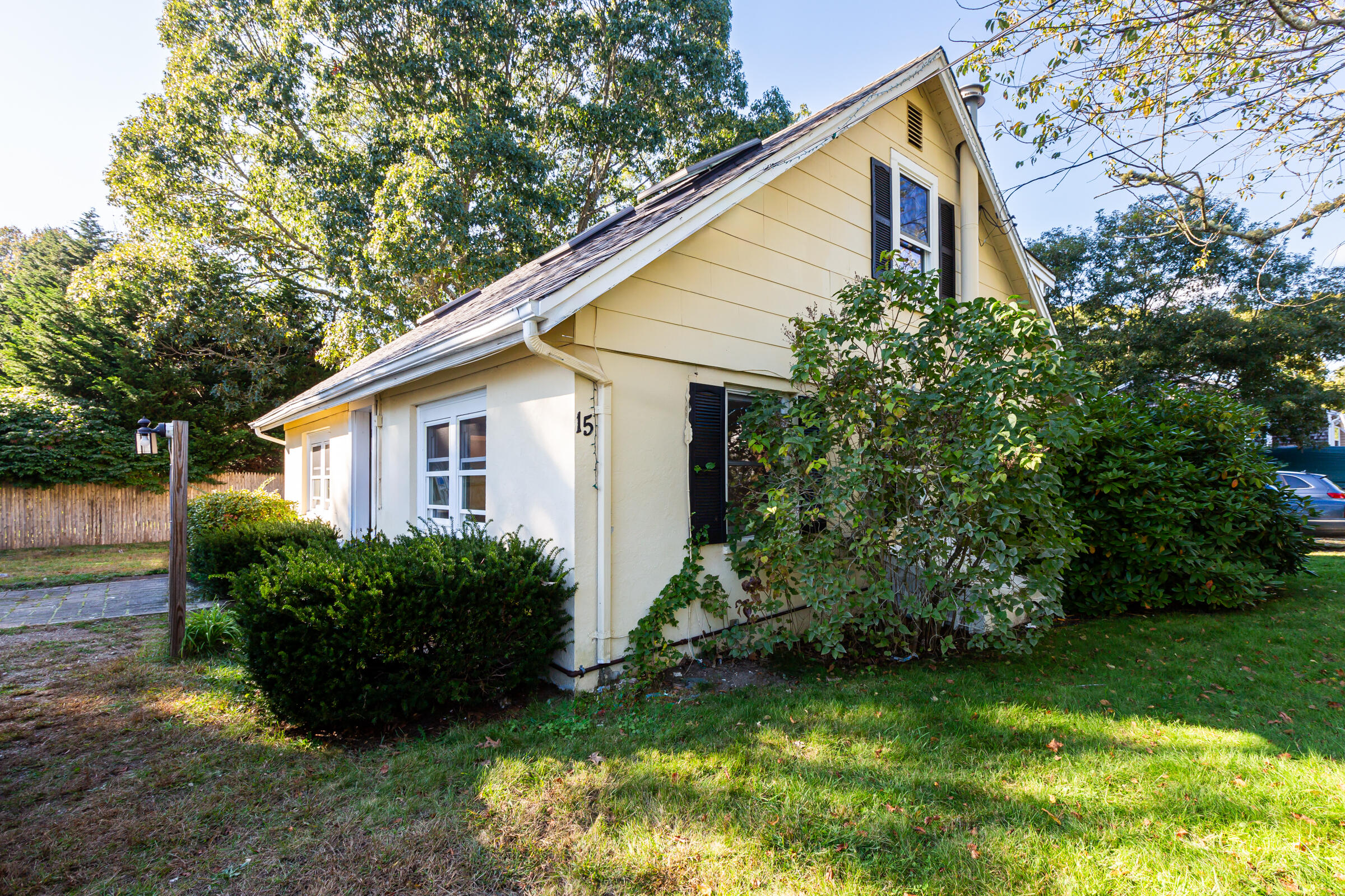 a view of a house with backyard and garden