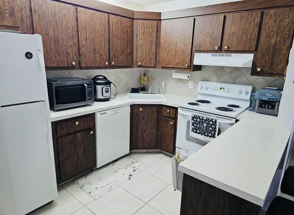 $1,800 | 443 Pine Glen Lane, Unit C2, Greenacres, FL 33463