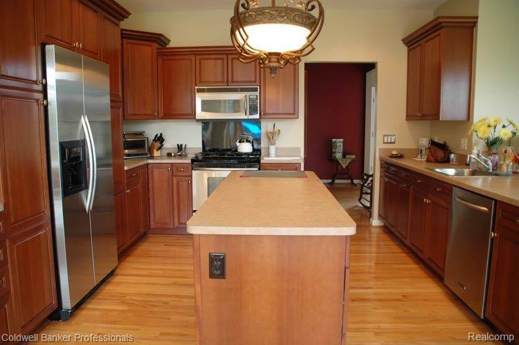 3032 Grand Park Rochester, MI 48307 - Photo 8 of 25 Kitchen with Island