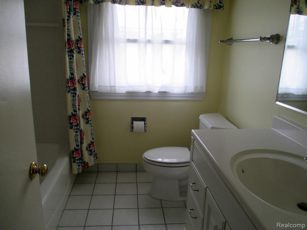 578 Thorntree Road Grosse Pointe, MI 48236 - Photo 9 of 11 9.JPG