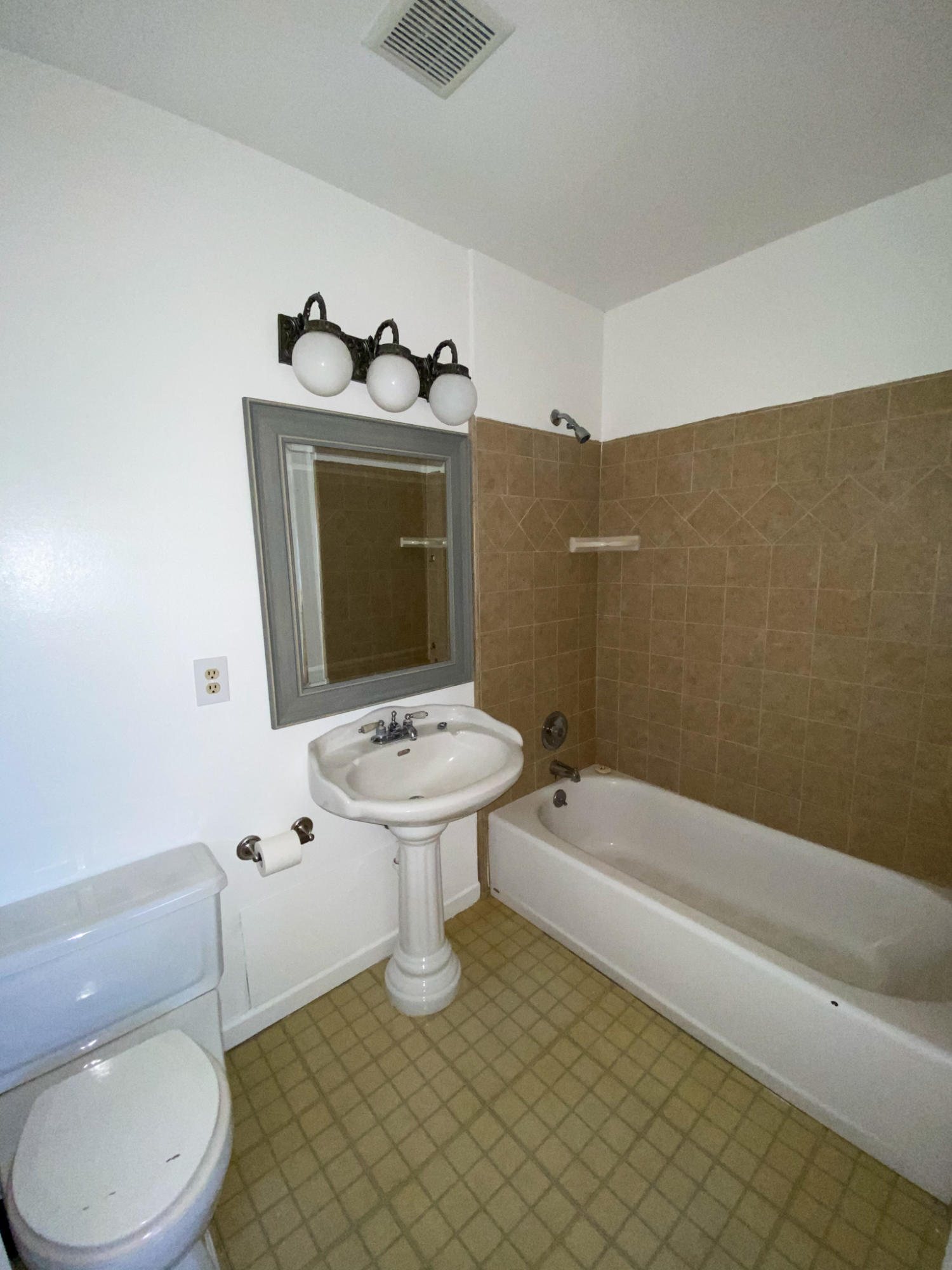 3941 Spica Way Lompoc, CA 93436 - Photo 20 of 24 a bathroom with a sink a toilet and bathtub