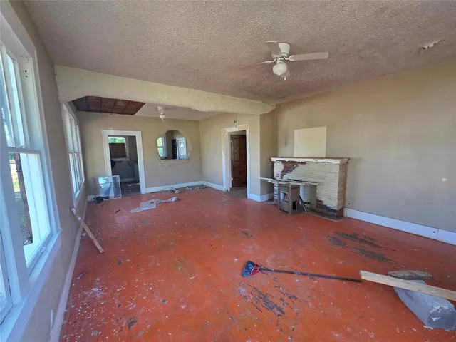 a view of a livingroom with furniture and a ceiling fan