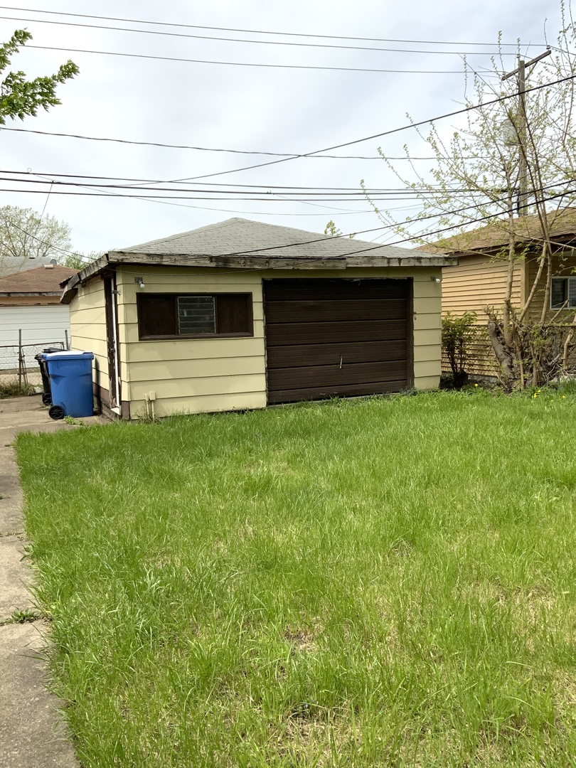11634 South May Street Chicago, IL 60643 - Photo 9 of 9 a view of a garage