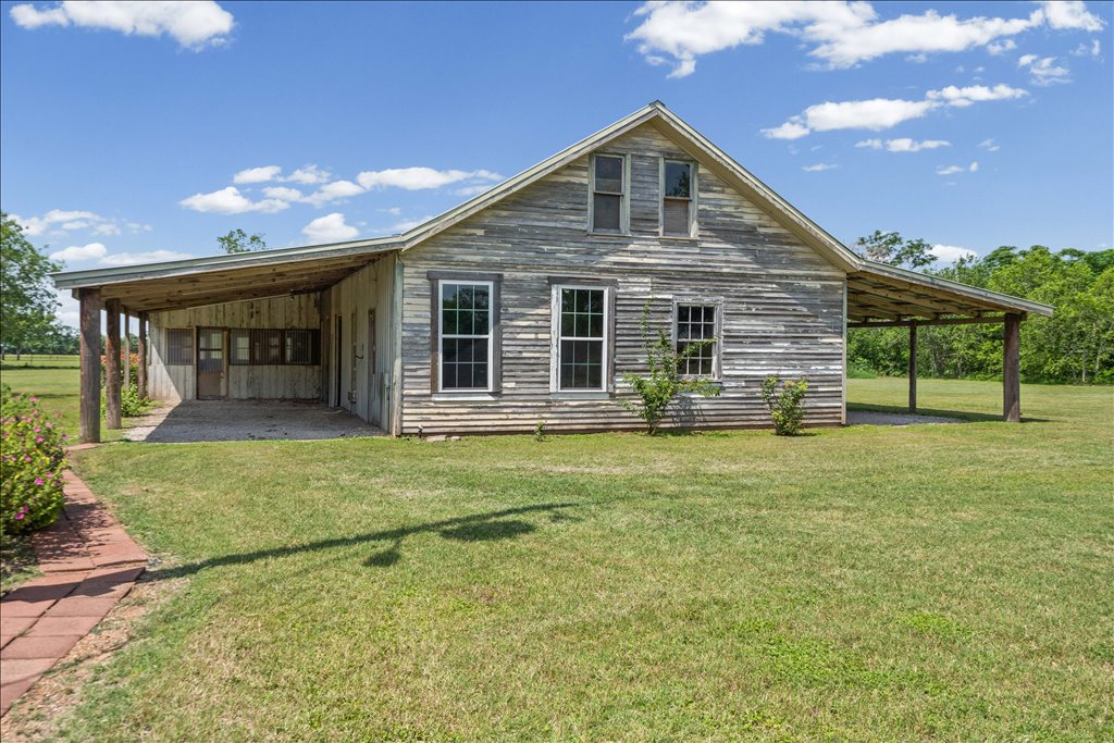 2421 Post Oak Road Webberville, TX 78653 - Photo 27 of 36 The 28x60 two-story workshop is a craftsman’s dream.
