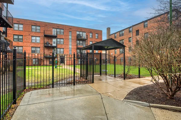$320,000 | 5232 North Campbell Avenue, Unit 1A, Chicago, IL 60625