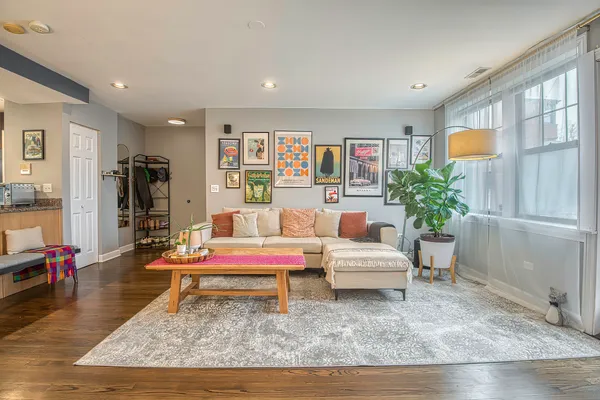 $320,000 | 5232 North Campbell Avenue, Unit 1A, Chicago, IL 60625