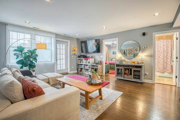 $320,000 | 5232 North Campbell Avenue, Unit 1A, Chicago, IL 60625