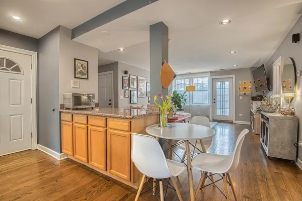 $320,000 | 5232 North Campbell Avenue, Unit 1A, Chicago, IL 60625