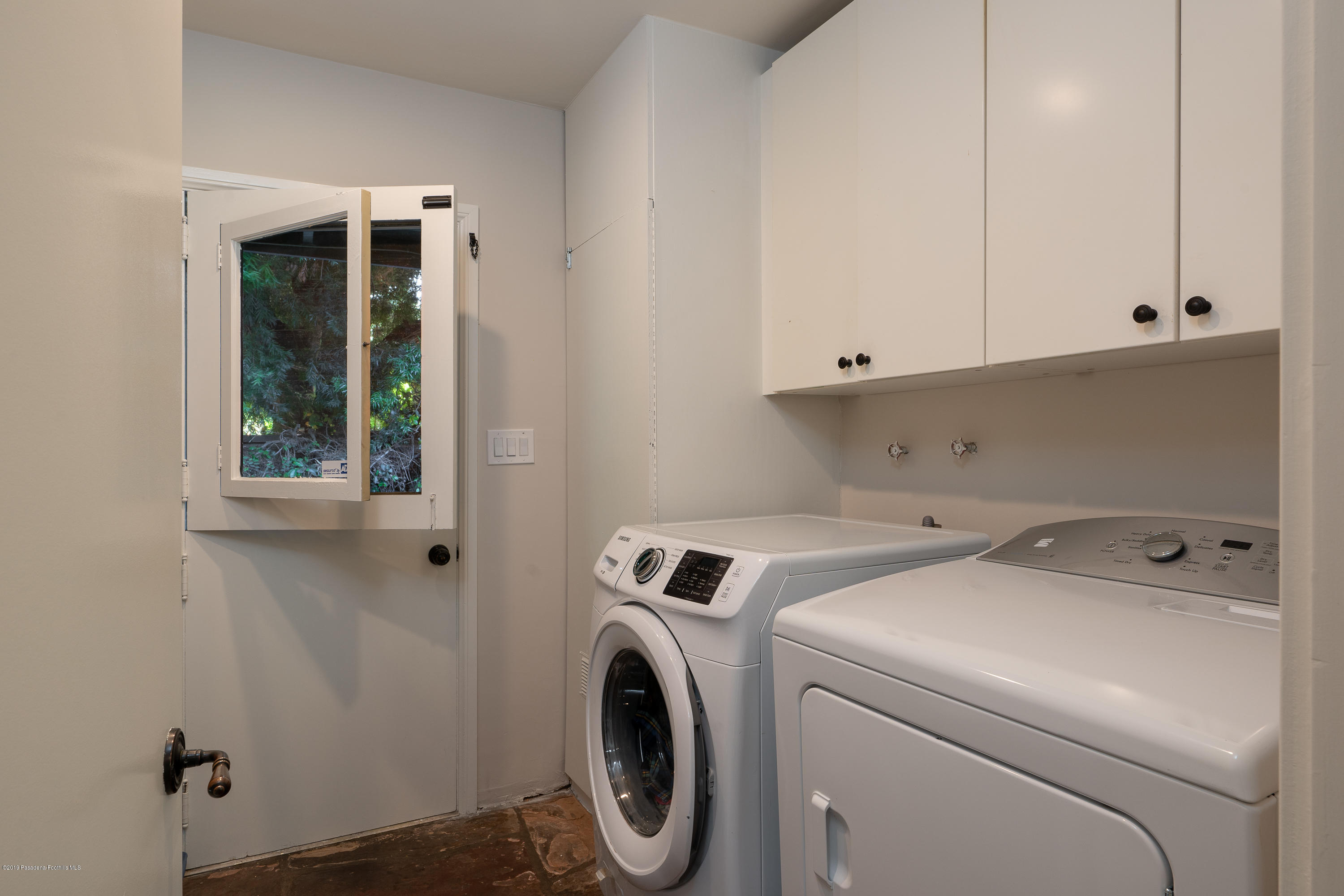 3795 Shadow Grove Road Pasadena, CA 91107 - Photo 22 of 48 a utility room with dryer and washer
