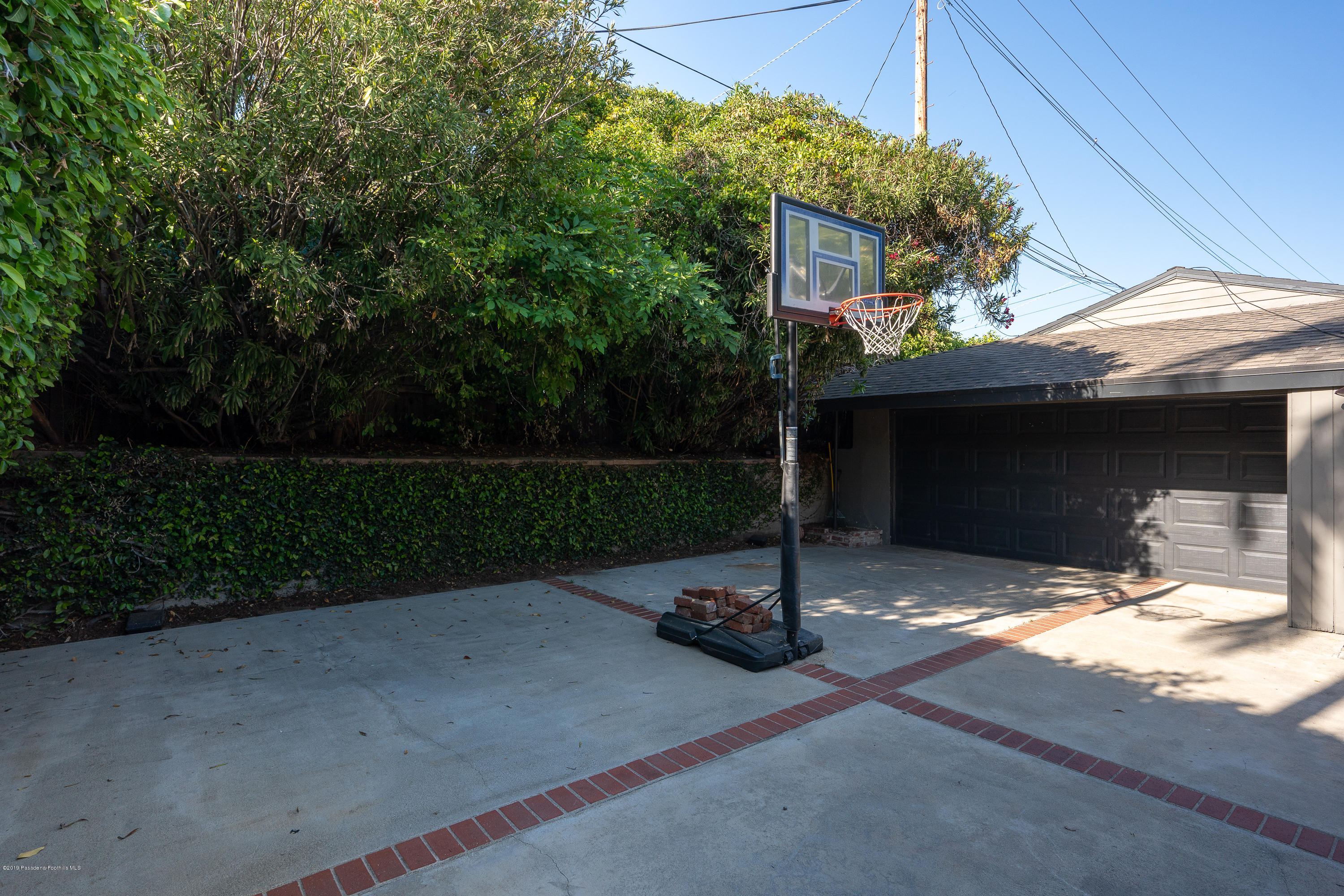 3795 Shadow Grove Road Pasadena, CA 91107 - Photo 36 of 48 a view of a backyard of a house