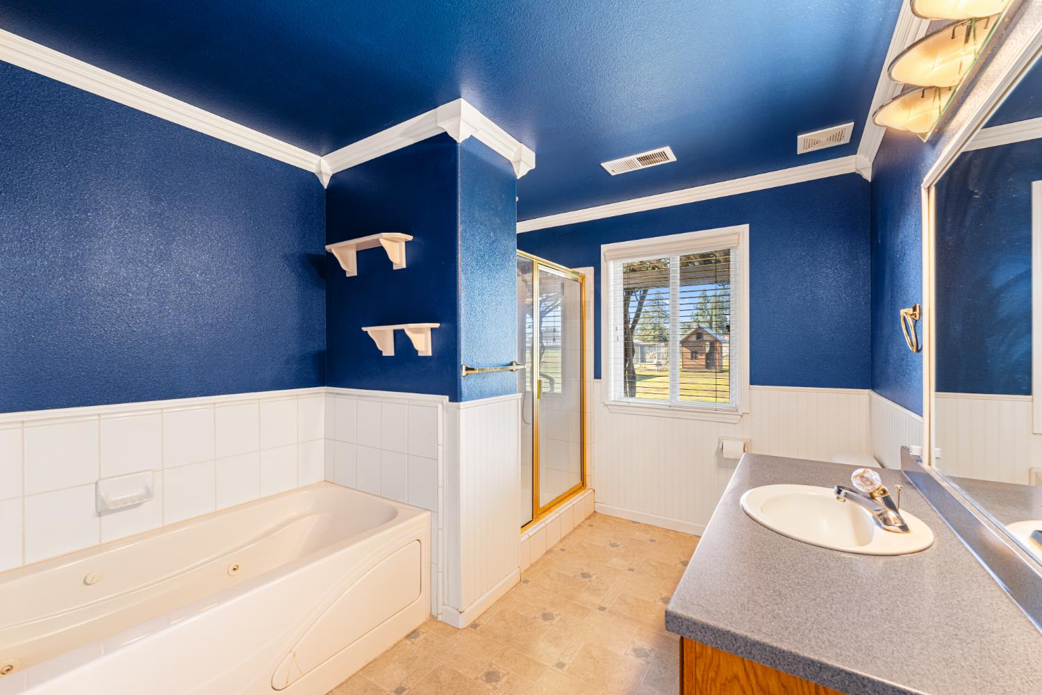 14304 Huntington Road Madera, CA 93636 - Photo 23 of 33 a bathroom with a bathtub and a sink