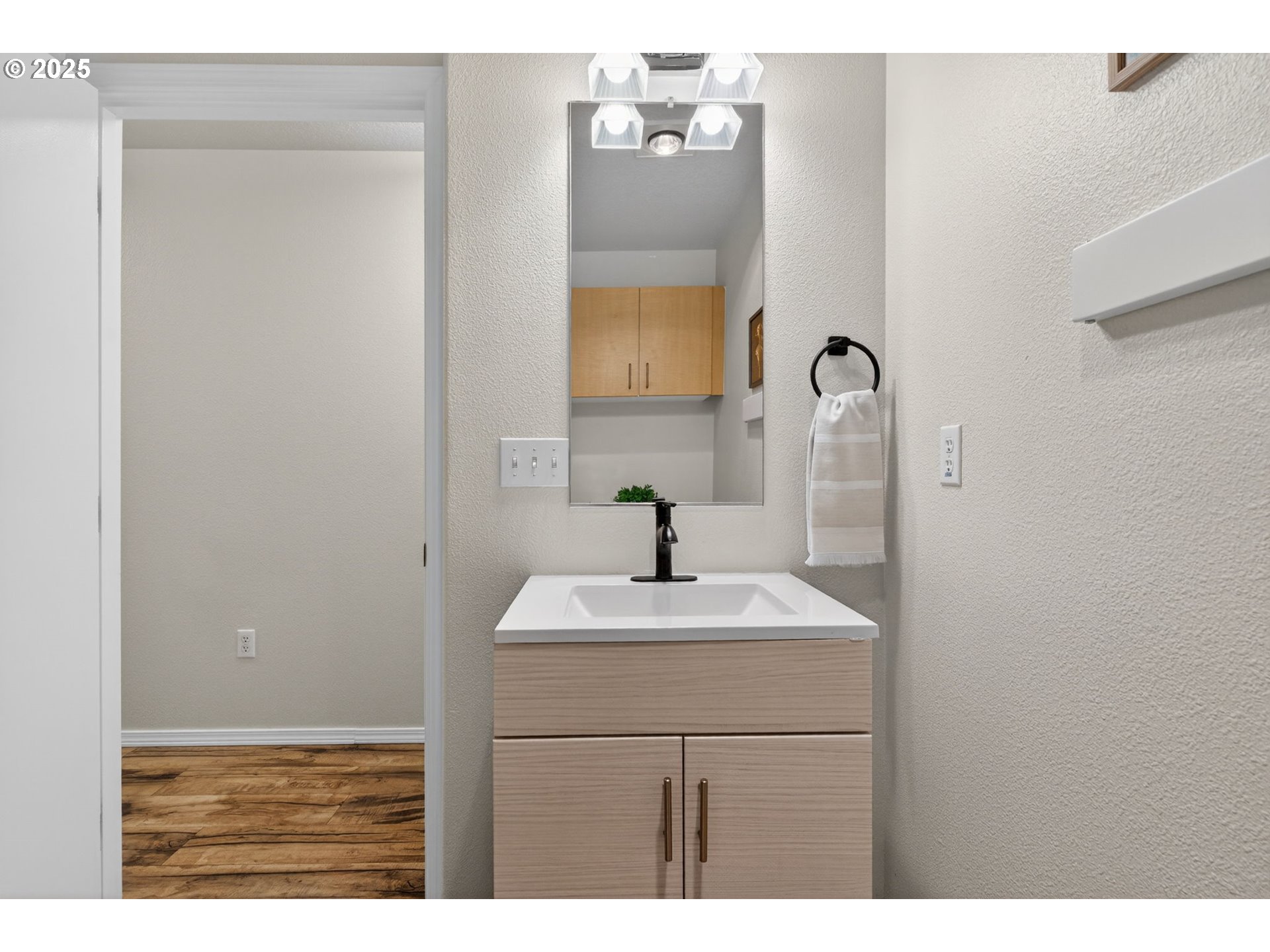 6689 North Columbia Way Portland, OR 97203 - Photo 11 of 35