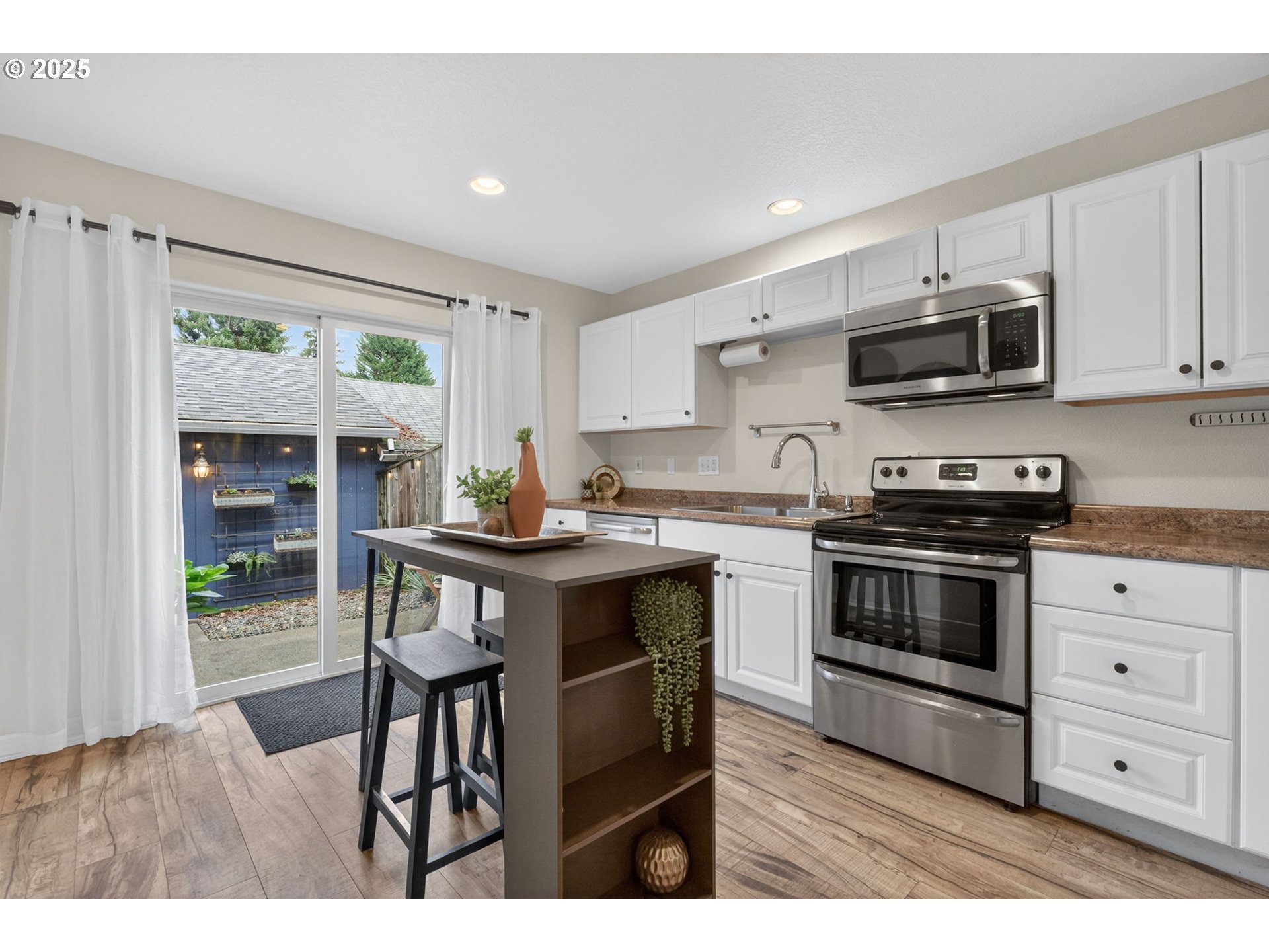 6689 North Columbia Way Portland, OR 97203 - Photo 12 of 35