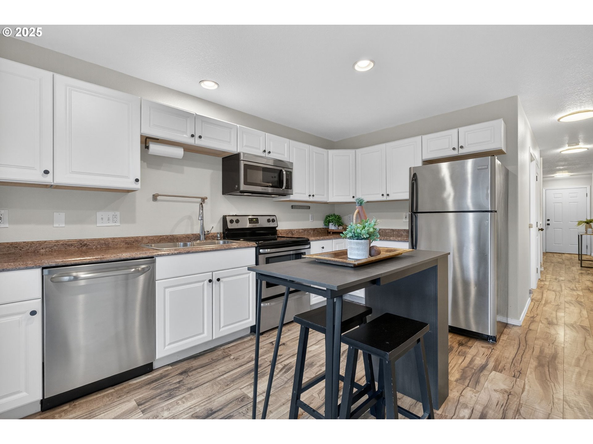 6689 North Columbia Way Portland, OR 97203 - Photo 14 of 35