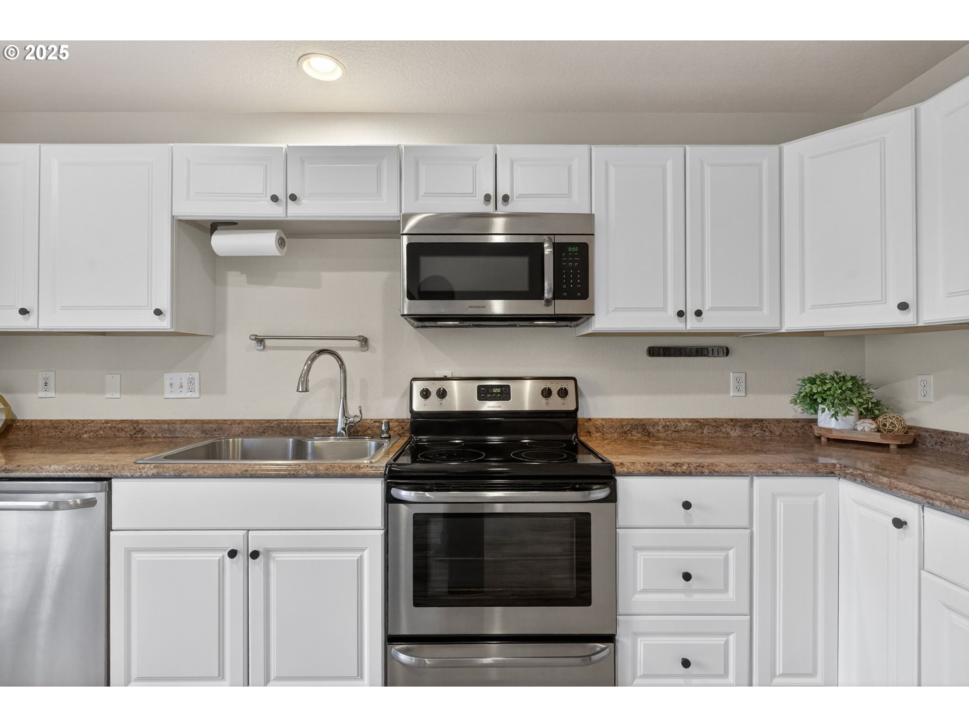 6689 North Columbia Way Portland, OR 97203 - Photo 18 of 35