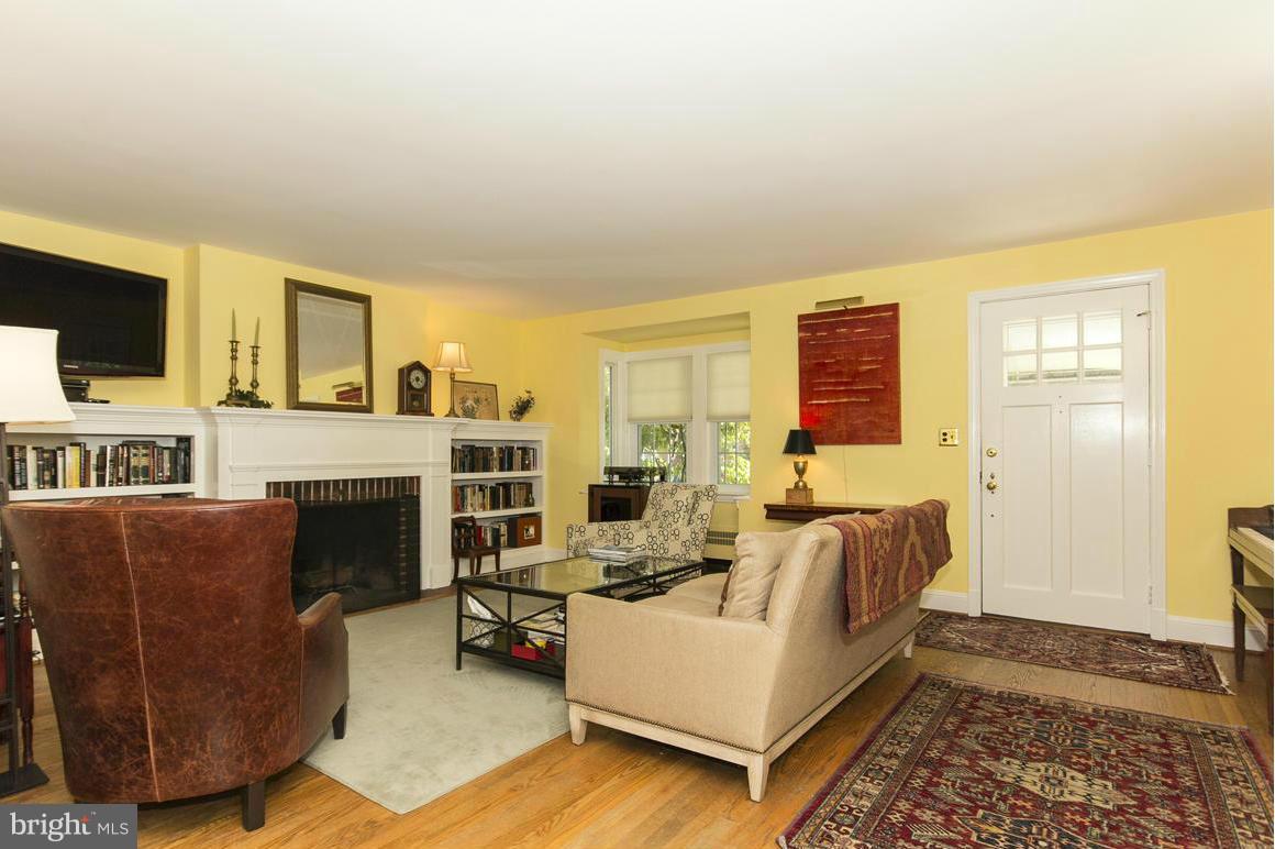 419 Murdock Road Baltimore, MD 21212 - Photo 4 of 29 Living Room