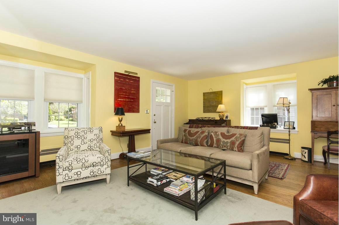 419 Murdock Road Baltimore, MD 21212 - Photo 5 of 29 Living Room