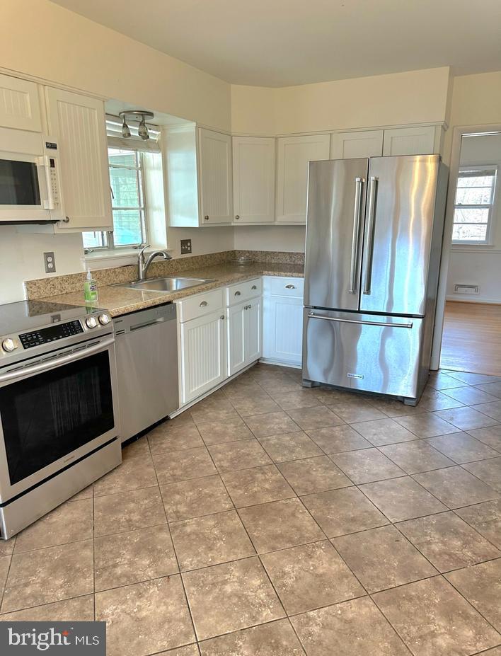 6426 Noble Drive McLean, VA 22101 - Photo 4 of 16 a kitchen with a stove a sink and a refrigerator