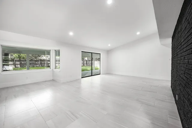 $2,900 | 7702 Richmond Avenue, Houston, TX 77063