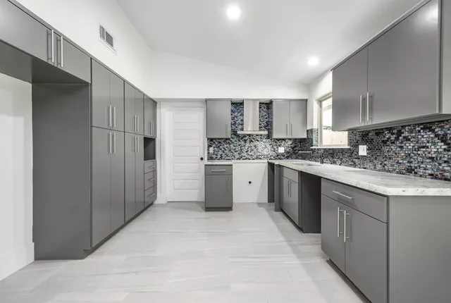 $2,900 | 7702 Richmond Avenue, Houston, TX 77063