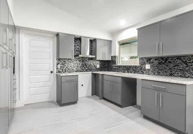 $2,900 | 7702 Richmond Avenue, Houston, TX 77063