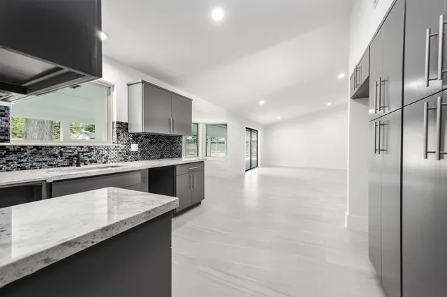 $2,900 | 7702 Richmond Avenue, Houston, TX 77063