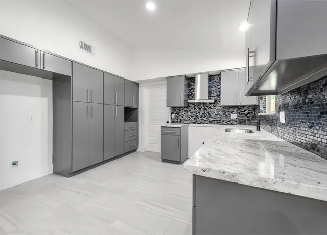 $2,900 | 7702 Richmond Avenue, Houston, TX 77063