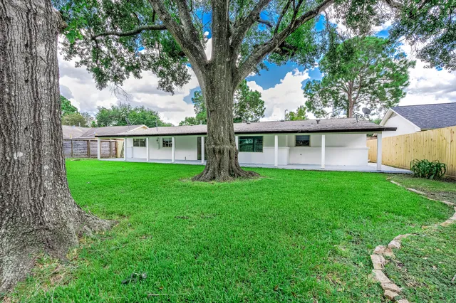 $2,900 | 7702 Richmond Avenue, Houston, TX 77063