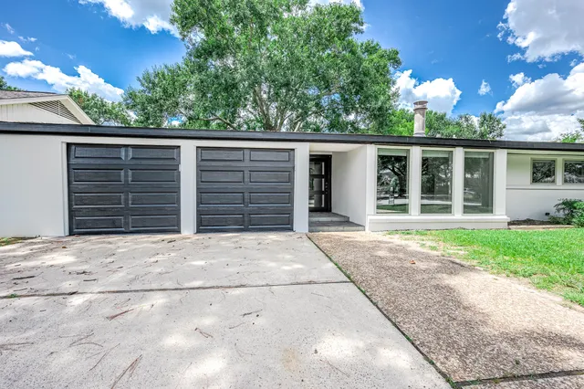 $2,900 | 7702 Richmond Avenue, Houston, TX 77063