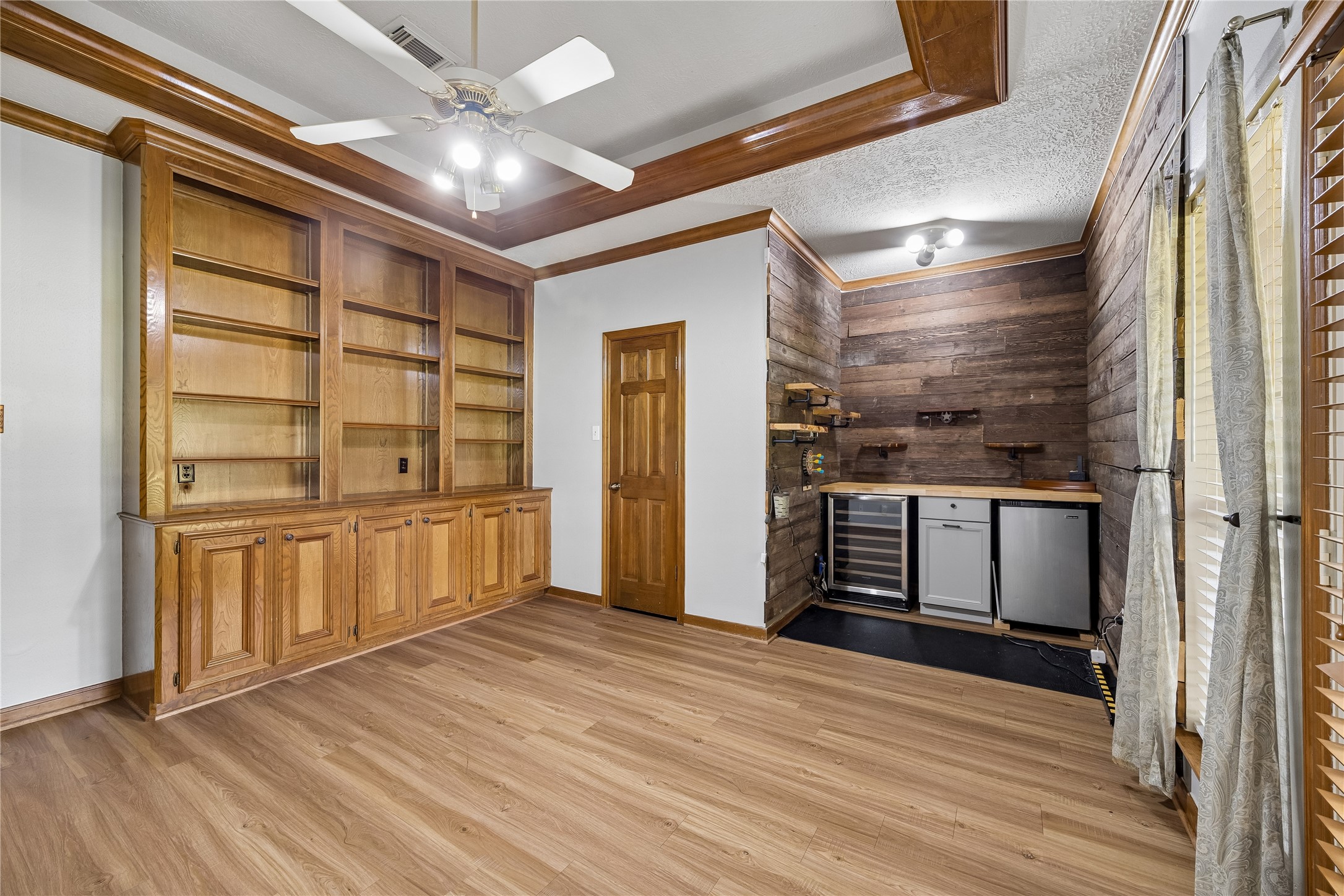 154 7 Coves Road Conroe, TX 77304 - Photo 24 of 32 Wine Refrigerator and mini refrigerator included!