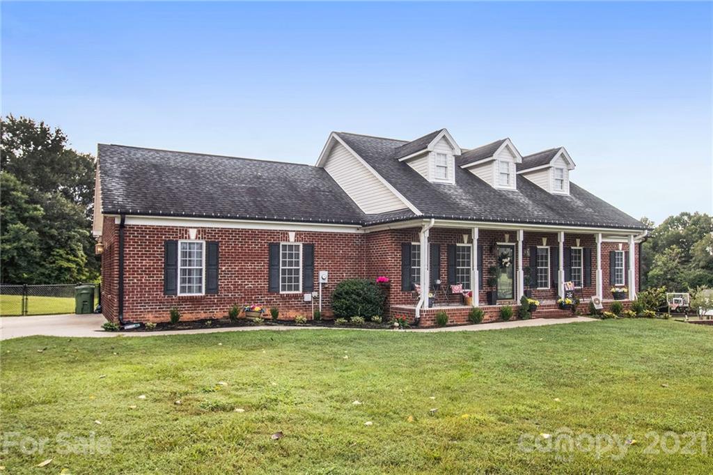 720 Springs Road Dallas, NC 28034 - Photo 3 of 37 Gallery Image 3