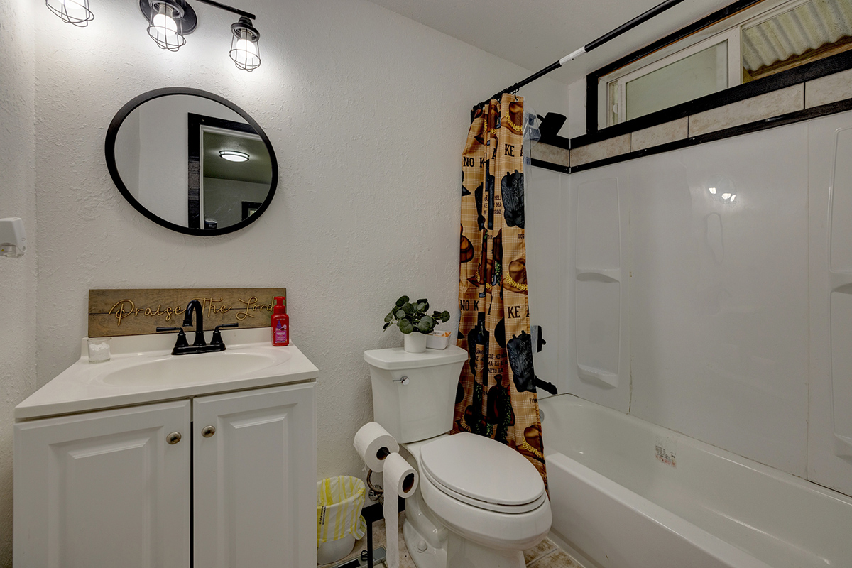 18-1248 Thorne Parkway Mountain View, HI 96771 - Photo 17 of 25 a bathroom with a toilet a sink and bathtub