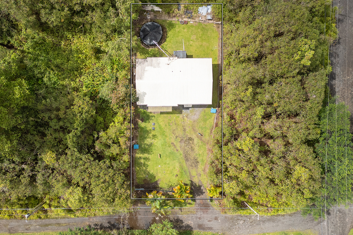 18-1248 Thorne Parkway Mountain View, HI 96771 - Photo 3 of 25 a sign that is sitting on a brick wall