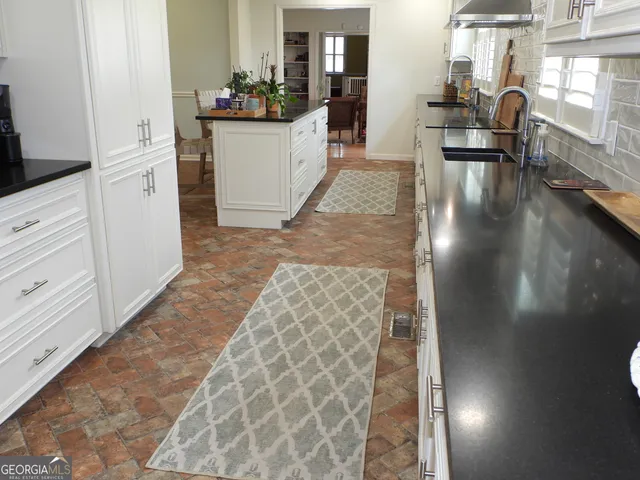 $575,000 | 220 Lake Shore Drive, Alma, GA 31510