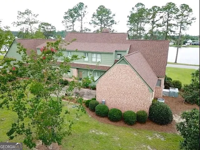 $575,000 | 220 Lake Shore Drive, Alma, GA 31510