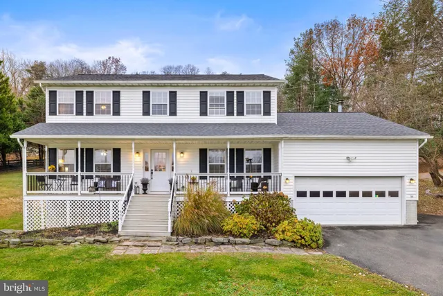 a view of a livingroom with furniture and a workspace