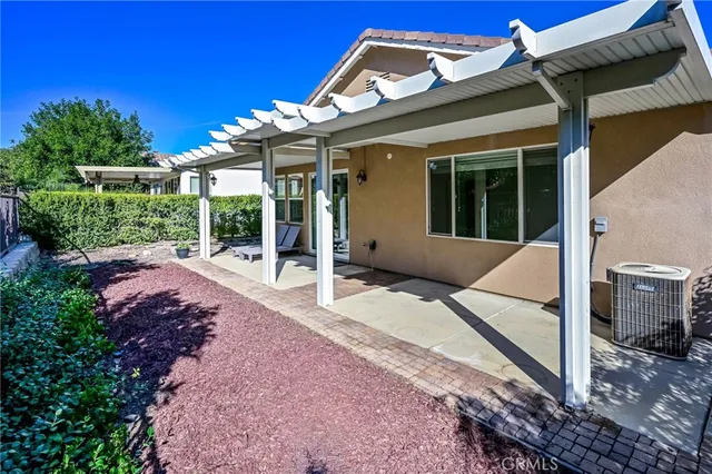 a view of a backyard with pathway