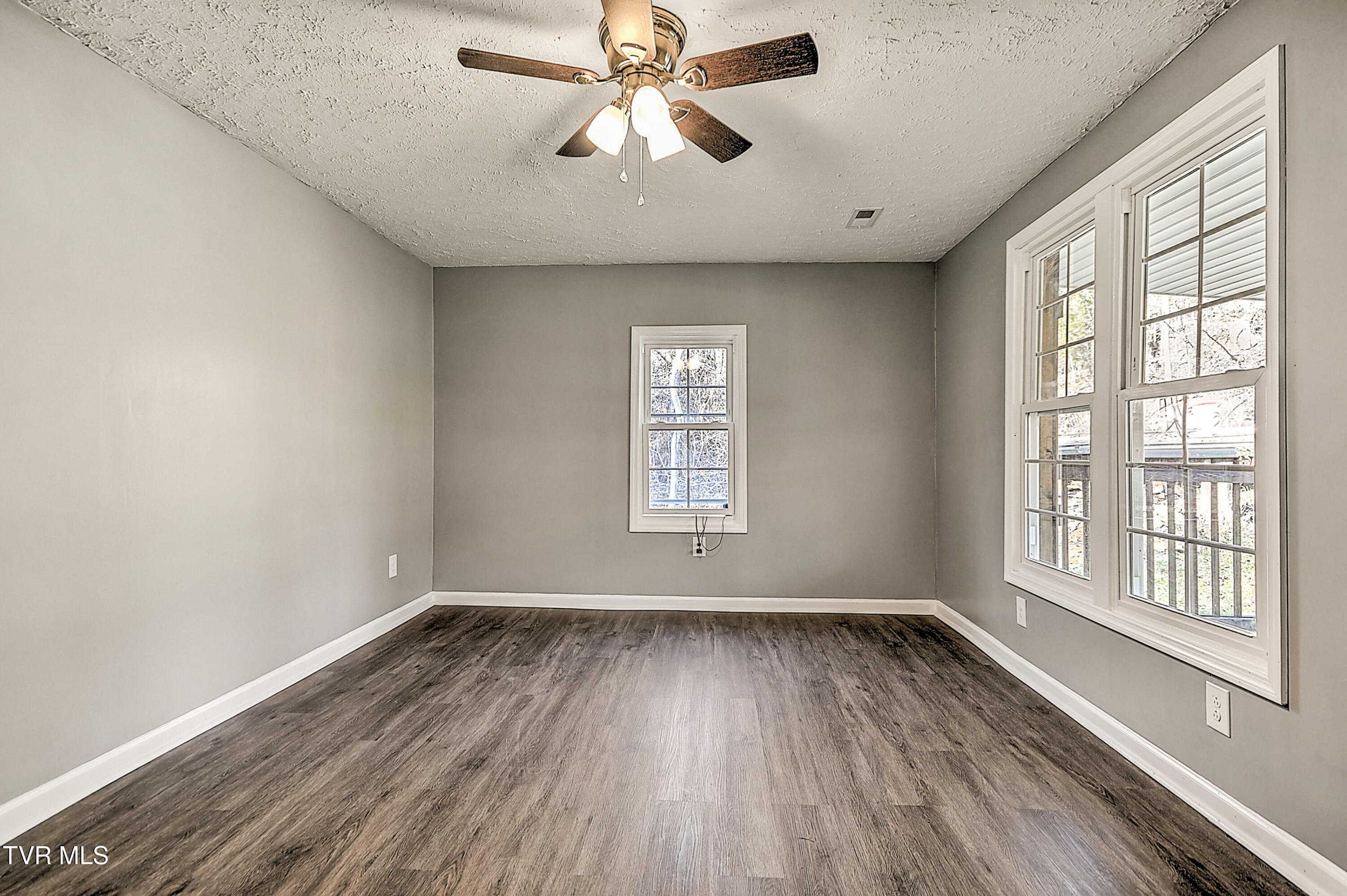 531 Walnut Hill Road Bristol, TN 37620 - Photo 5 of 32 Living Room